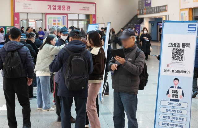 IMF "퇴직 늦추고 더 일해라… 정년 65세로 연장하면 연금 수급도 68세로"