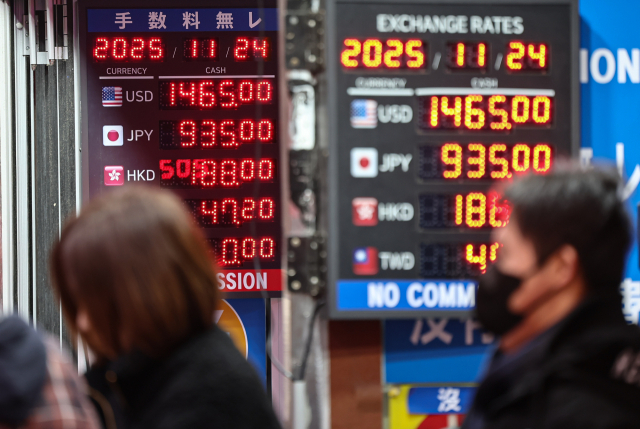 원·달러 환율이 고공 행진을 이어가는 24일 서울 중구 명동거리의 환전소에 환율 정보가 표시돼 있다. 2025.11.24/뉴스1