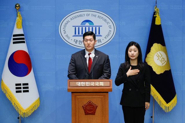 김재섭 국민의힘 의원이 지난해 12월 11일 오후 서울 여의도 국회 소통관에서 윤석열 대통령 탄핵 찬성 입장을 밝히고 있다. 뉴스1