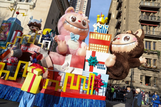 27일(현지시간) 미국 뉴욕에서 열린 메이시스 추수감사절 퍼레이드에서 라부부 캐릭터가 등장했다. EPA연합뉴스