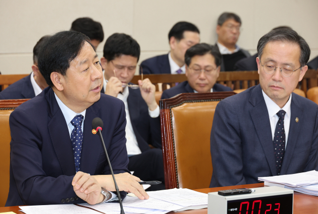 구윤철 부총리 겸 기획재정부 장관이 30일 국회에서 열린 기재위 전체 회의에서 의원 질의에 답하고 있다. 연합뉴스.