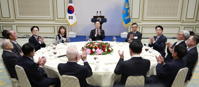 이재명 대통령이 4일 청와대 영빈관에서 열린 산업 역군 초청 오찬 행사에서 참석자들과 영상 시청 후 박수를 치고 있다. 연합뉴스