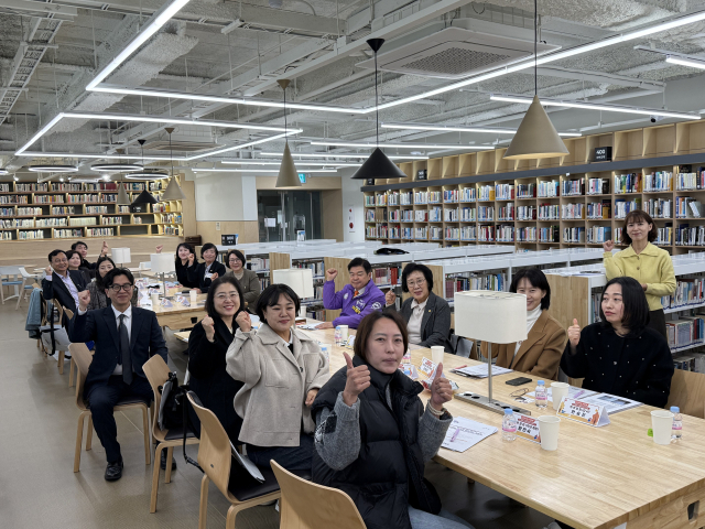 이필형(뒷줄 가운데) 동대문구청장이 동대부고에서 차담회를 진행하며 기념촬영을 하고 있다. 사진제공=동대문구