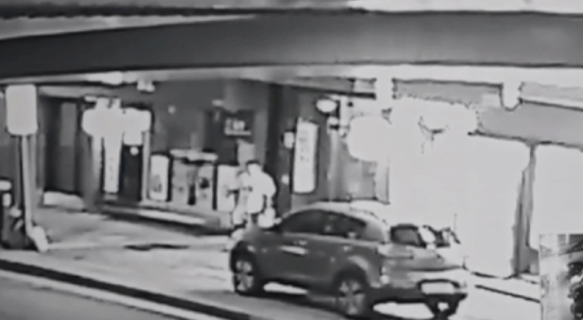 비틀거리며 병원에서 나오는 신씨. JTBC 보도화면