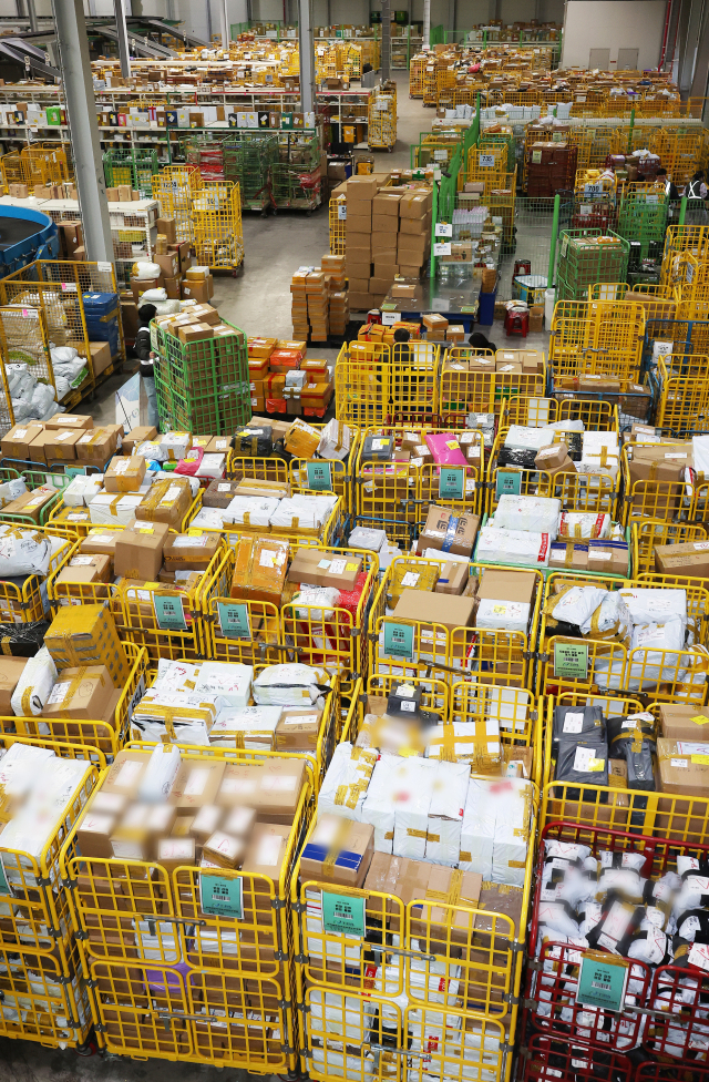 인천시 중구 인천공항본부세관 특송물류센터에 직구 물품들이 쌓여있다. 연합뉴스
