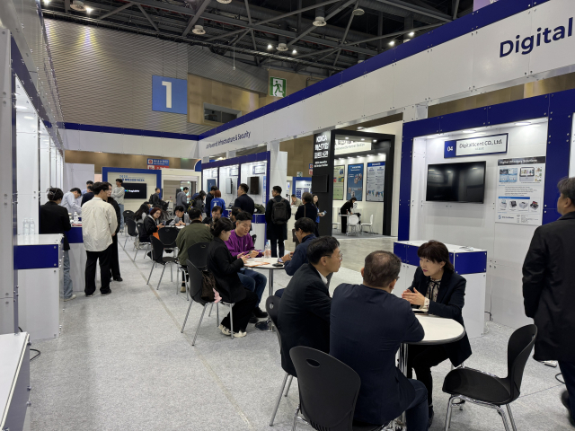 ‘2025 수출붐업코리아 Week’에서 ETRI의 기술을 활용해 사업화를 추진 중인 기업이 바이어와 비즈니스 상담을 진행하고 있다. 사진제공=ETRI