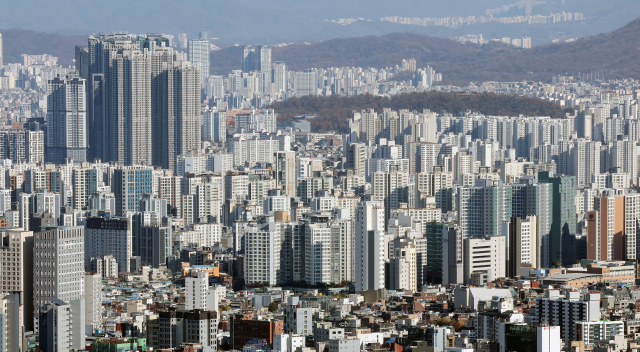 서울 중구 남산에서 바라본 아파트 단지의 모습.뉴스1