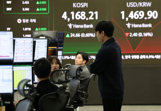 코스피가 소폭 상승 출발한 10일 서울 하나은행 본점 딜링룸에서 딜러들이 업무를 보고 있다.연합뉴스