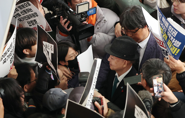 안창호 국가인권위원장이 10일 서울 중구 안중근의사기념관에서 열린 세계인권선언 77주년 2025 인권의 날 기념식에 참석하려다 인권단체 회원들에게 저지당하고 있다.사진공동취재단