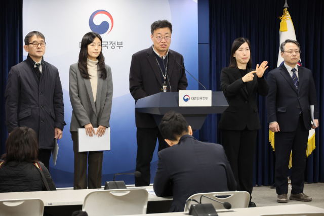 이동훈 국무조정실 재정금융정책관이 9일 서울 종로구 정부서울청사에서 AI 등을 활용한 시장 질서 교란 허위·과장 광고 대응방안과 관련해 브리핑하고 있다.연합뉴스