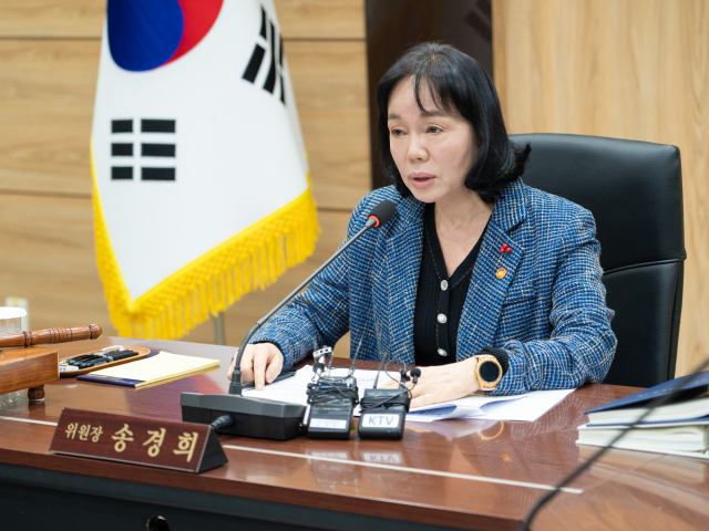 송경희 개인정보보호위원회 위원장이 12월 3일 서울 종로구 정부서울청사에서 개최된 제25회 개인정보위 전체회의에서 모두발언을 하고 있다.개인정보위