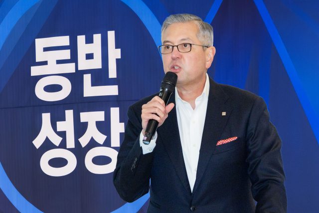 헥터 비자레알 한국GM 사장이 9일 인천 부평구 인천삼산월드체육관에서 열린 전국 협력 서비스·판매 네트워크 대표자 콘퍼런스에서 인사말을 하고 있다.사진제공=한국GM