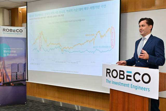 조슈아 크랩(Joshua Crabb) 로베코자산운용 아시아태평양 주식운용 대표가 10일 서울 여의도 금융투자교육원에서 진행된 ‘2026년 글로벌 주식시장 전망’ 기자 간담회에서 발