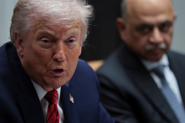 도널드 트럼프 미국 대통령이 10일(현지 시간) 백악관에서 비즈니스 리더들과 라운드테이블 회의를 개최하고 있다.로이터연합뉴스