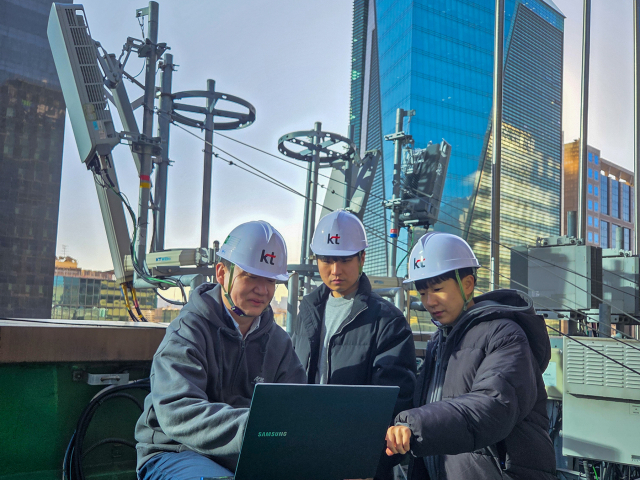 KT·삼성전자 직원들이 AI-RAN 검증 작업을 진행하고 있다.사진제공=KT