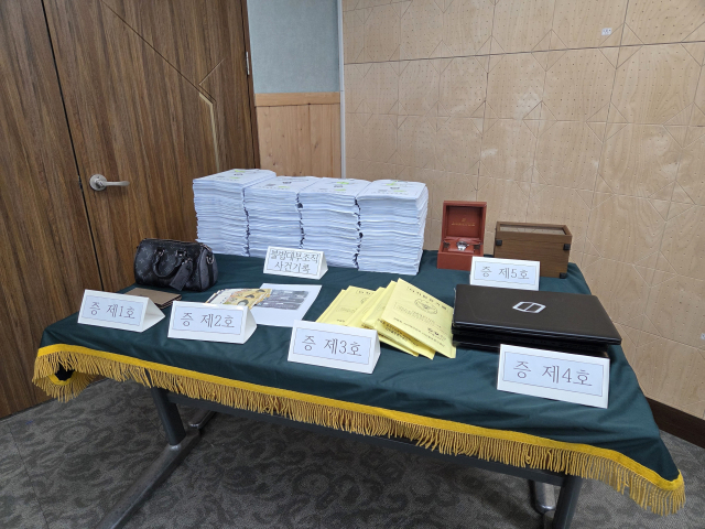 11일 서울 영등포경찰서가 전국 규모 고금리 채권추심 불법대부조직 검거 브리핑을 진행한 가운데 사건 관련 증거품이 진열되어 있다.박민주 기자