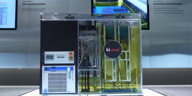 AI 스튜디오에 전시된 액침냉각 기술 모형.사진 제공=KT클라우드
