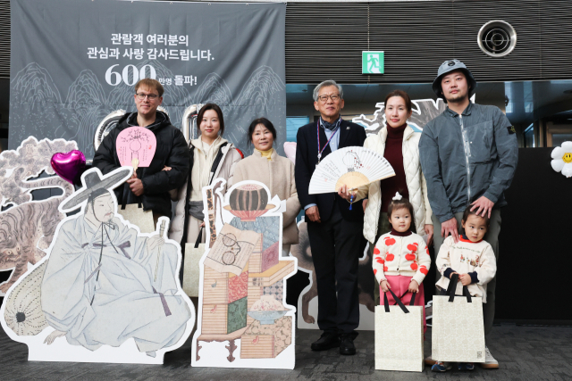 유홍준 국립중앙박물관장(가운데)이 11일 서울 용산구 국립중앙박물관에서 열린 600만 관람객 돌파 기념행사에서 600만 번째 관람객 가족들과 기념 촬영을 하고 있다.연합뉴스