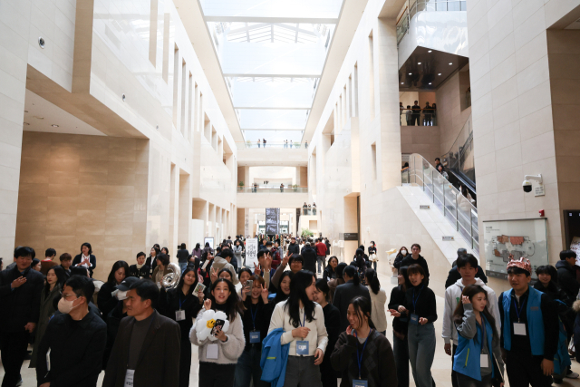 11일 서울 용산구 국립중앙박물관에서 관람객들이 전시관을 둘러보고 있다.이날 국립중앙박물관은 올해 연간 관람객 600만 명을 돌파했다고 밝혔다.연합뉴스