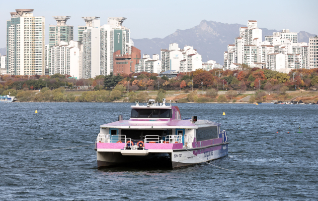 지난 달 17일 서울 송파구 잠실선착장 부근에 수심이 얕은 곳을 지나다 항로를 이탈하며 강바닥에 걸린 한강버스가 멈춰서 있다.연합뉴스