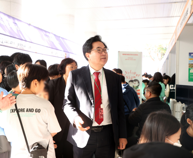 박일하 동작구청장이 11월 동작구청에서 열린‘청소년 진로박람회’에서 부스를 둘러보고 있다.사진제공=동작구