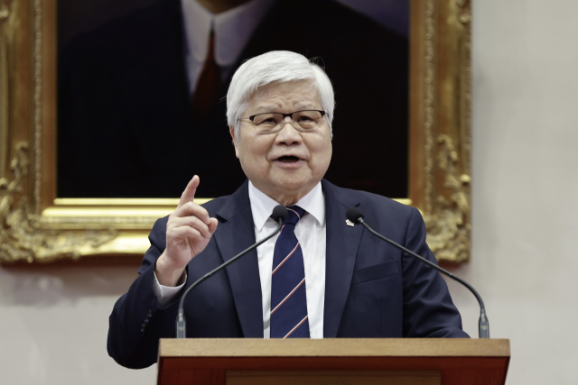 올해 3월6일 대만 타이베이 총통부 청사에서 열린 기자회견 중 웨이저자 TSMC 회장 겸 최고경영자(CEO)가 발언하고 있다.EPA연합뉴스