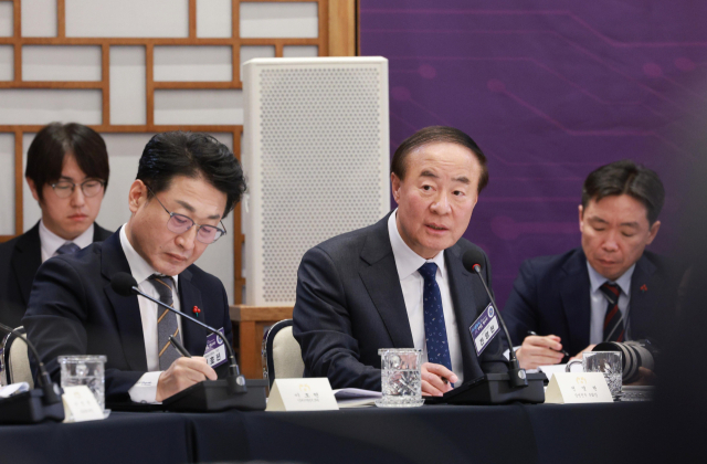 전영현 삼성전자 부회장이 10일 용산 대통령실에서 열린 AI 시대의 K-반도체 비전과 육성전략 보고회에서 발언하고 있다.연합뉴스