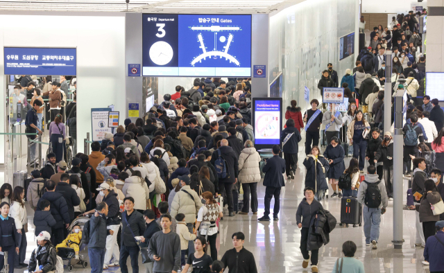 인천국제공항 제1여객터미널에서 출국 하려는 승객들이 붐비고 있다.권욱 기자