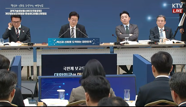 이재명(왼쪽 두번째) 대통령과 김민석(맨 왼쪽) 국무총리,<a href=