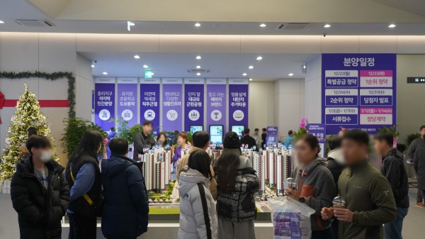 ‘이천 중리 B3블록 금성백조 예미지’견본주택을 찾은 방문객들