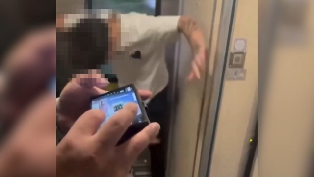 좀비담배를 한 것으로 추정된 이가 전철에서 몸을 떨고 있다.X갈무리