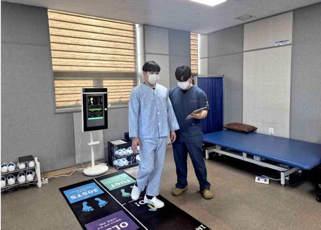아이엠재활병원 관계자가 ‘뉴로게이트’를 활용해 입원 환자의 보행 기능을 정량적으로 평가하고 있다. 사진 제공=솔티드