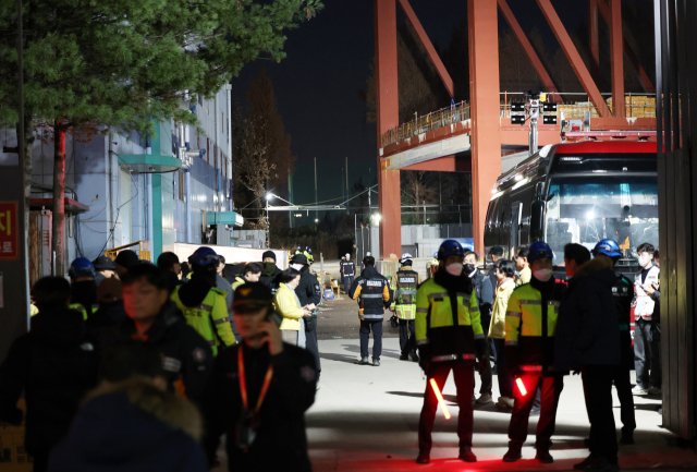 12일 오후 광주 서구 치평동 광주대표도서관 붕괴 사고 현장에서 소방대원 등 관계자들이 분주하게 오가고 있다. 연합뉴스