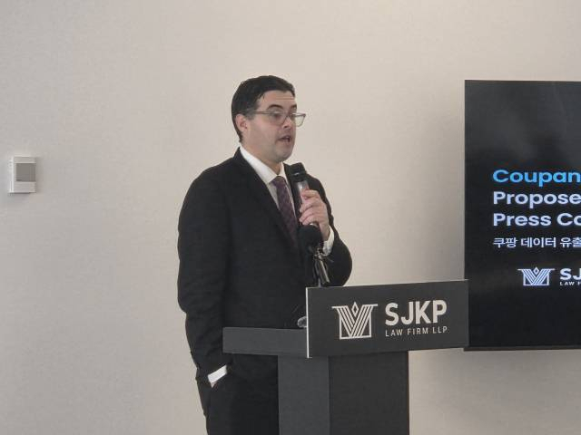 법무법인 대륜의 미국 현지 법인인 SJKP의 탈 허쉬버그 변호사가 지난 8일(현지 시간) SJKP의 뉴욕 맨해튼 사무실에서 기자회견을 열고 쿠팡을 상대로 한 징벌적 손배 소송 계획을 설명하고 있다.뉴욕=윤경환 특파