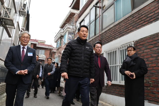 오세훈 서울시장이 10일 서울 영등포구 대림동 대림1구역 재개발 현장을 찾아 사업 추진 현황을 점검하고 있다.연합뉴스