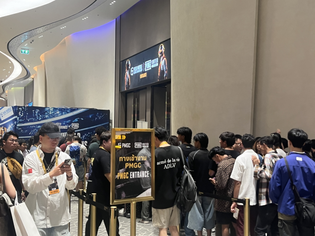 크래프톤의 국제 e스포츠 대회‘펍지 글로벌 챔피언십(PGC) 2025’이 태국 방콕에서 개최됐다.12일(현지 시간) 열린 파이널 경기를 관전하기 위해 팬들이 줄을 서고 있다.양지혜 기자