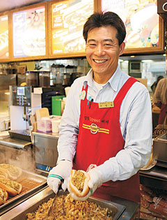 매장에서 버거를 만들고 있는 이영철씨.연합뉴스