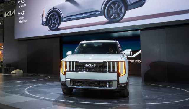 기아가 11월 미국 로스앤젤레스(LA) 컨벤션 센터에서 열린 '2025 LA 오토쇼' 보도발표회를 통해 공개한 '올 뉴 텔루라이드' 하이브리드 모델 외관.사진 제공=기아