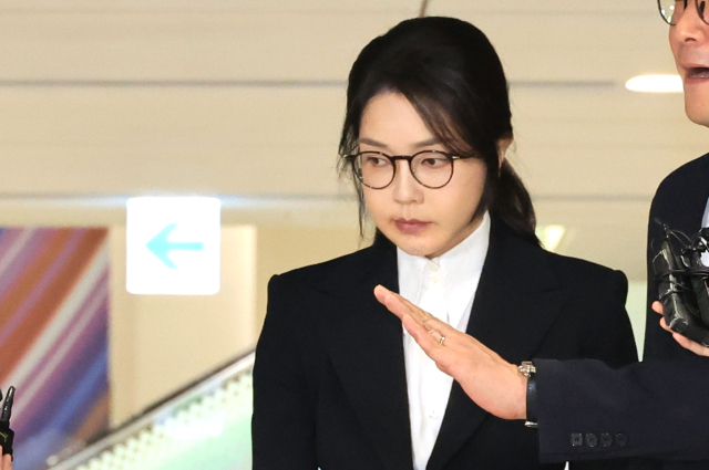 윤석열 전 대통령 부인 김건희 여사가 8월 6일 서울 종로구 KT광화문빌딩 웨스트에 마련된 민중기 특별검사팀에서 피의자 신분으로 조사를 받고 귀가하고 있다. 연합뉴스