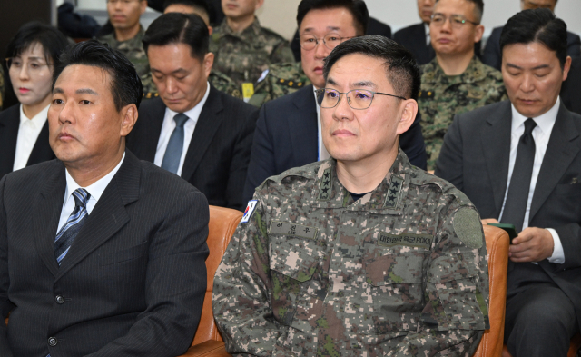 이진우(오른쪽) 전 수방사령관이 지난 1월 22일 국회에서 열린 '12·3 비상계엄 사태의 진상규명을 위한 국회 국정조사 특별위원회' 1차 청문회에 증인으로 출석해 의원들의 질의를 듣고 있다.이날 국조특위는 사유서