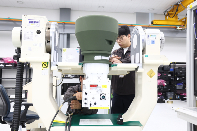 한화시스템 직원이 구미 신사업장 시험작업장에서 K2 전차장 조준경 최종 성능시험을 수행하고 있다.사진 제공=한화시스템