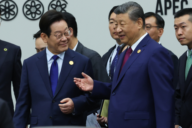 이재명 대통령이 지난 10월 31일 경북 경주화백컨벤션센터(HICO)에서 열린 아시아태평양경제협력체(APEC) 정상회의 제1세션에서 시진핑 중국 국가주석과 대화하고 있다.연합뉴스