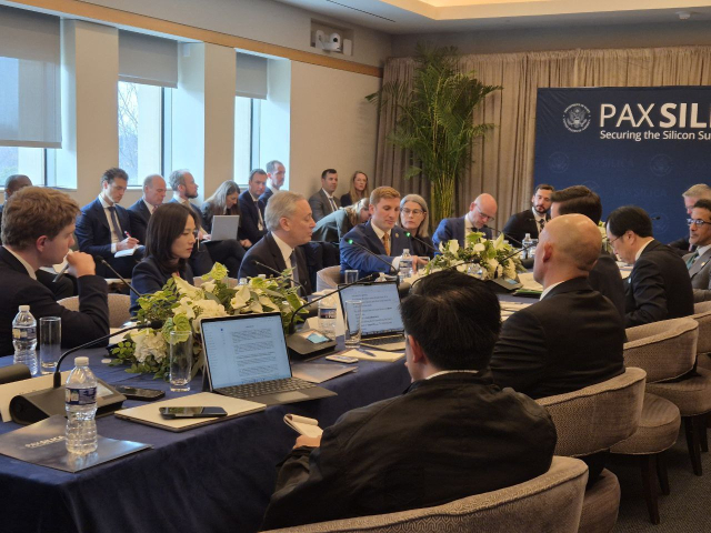 12일(현지 시간) 미국 워싱턴DC에서 열린‘팍스 실리카 서밋’에 모인 9개국 참석자들이 의견을 나누고 있다.사진 제공=외교부