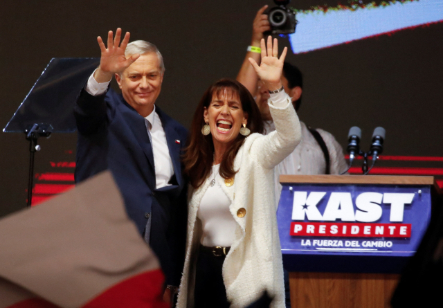 안토니오 카스트(왼쪽) 공화당 대통령 후보와 그의 아내 마리아 피아 아드리아솔라가 14일(현지 시간) 칠레 산티아고에서 대통령 결선투표에서 승리한 후 칠레 국기를 흔들고 있다.로이터연합뉴스
