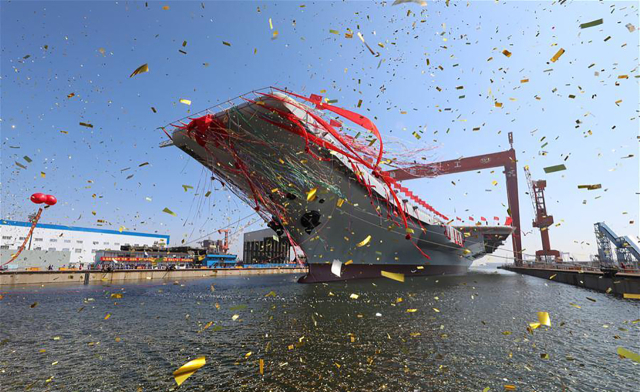 지난 2017년 중국 랴오닝성 다롄 조선소에서 중국의 두 번째 항공모함 산둥함의 진수식이 진행되고 있다./UPI연합뉴스