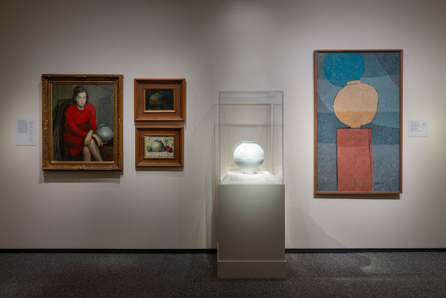 미국 워싱턴DC 스미스소니언 국립아시아예술박물관에서 열리고 있는 고(故) 이건희 회장 기증품 해외 순회전‘한국의 보물’전경.백자 달항아리와 함께 이를 그린 도상봉,김인승,<a href=