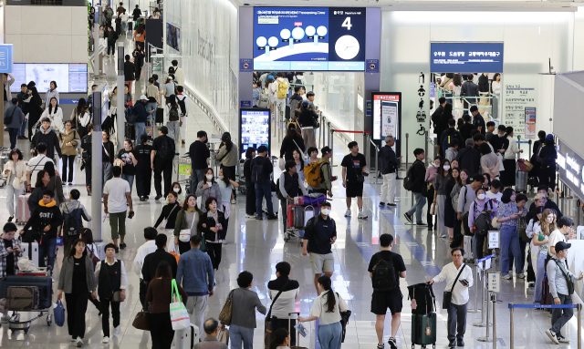 인천국제공항 제1여객터미널 출국장이 여행객들로 북적이고 있다.뉴스1