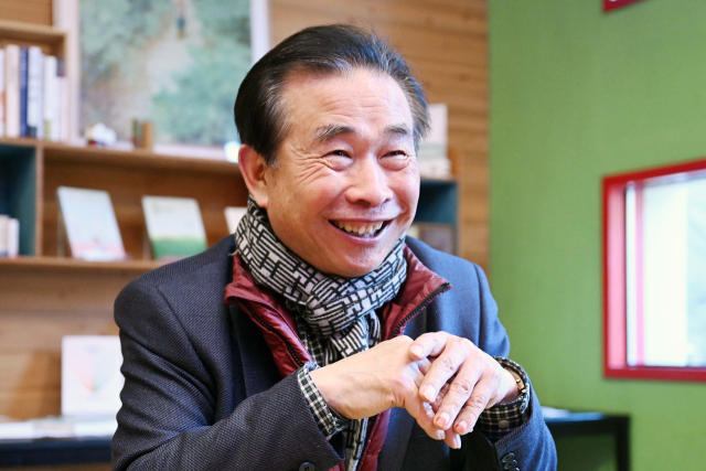 고도원 아침편지문화재단 이사장이 충북 충주시 노은면에 위치한 국제형 대안학교 ‘꿈너머꿈 스콜라스’ 캠퍼스에서 진행된 인터뷰 도중 환하게 웃고 있다. 충주=조태형 기자