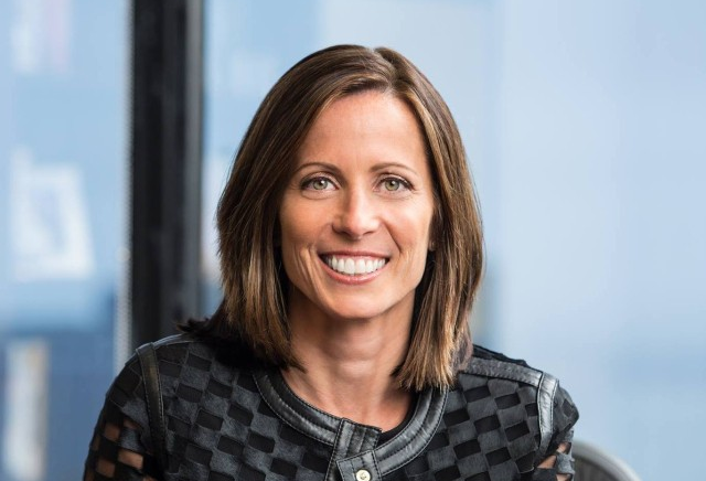 아데나 프리드먼 나스닥 최고경영자(CEO).그녀는 2017년 1월 나스닥 CEO에 취임해 미국 주요 증권거래소 역사상 첫 여성 수장이 됐다.나스닥은 그녀의 취임 이후 본사 위치도 뉴욕 월가 근처에서 2019년 타