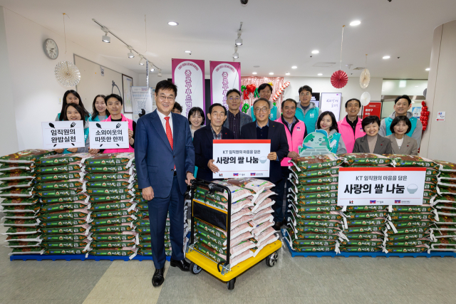 16일 서울 종로구 종로푸드뱅크에서 진행된 기부식 행사에서 오태성(오른쪽 다섯번째) KT 상무,<a href=